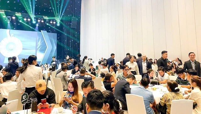 Sau thông tin hợp nhất các tỉnh, thành, nhiều nhà đầu tư "nín thở" quan sát diễn biến, song số khác lại quyết định "đón đầu" cơ hội