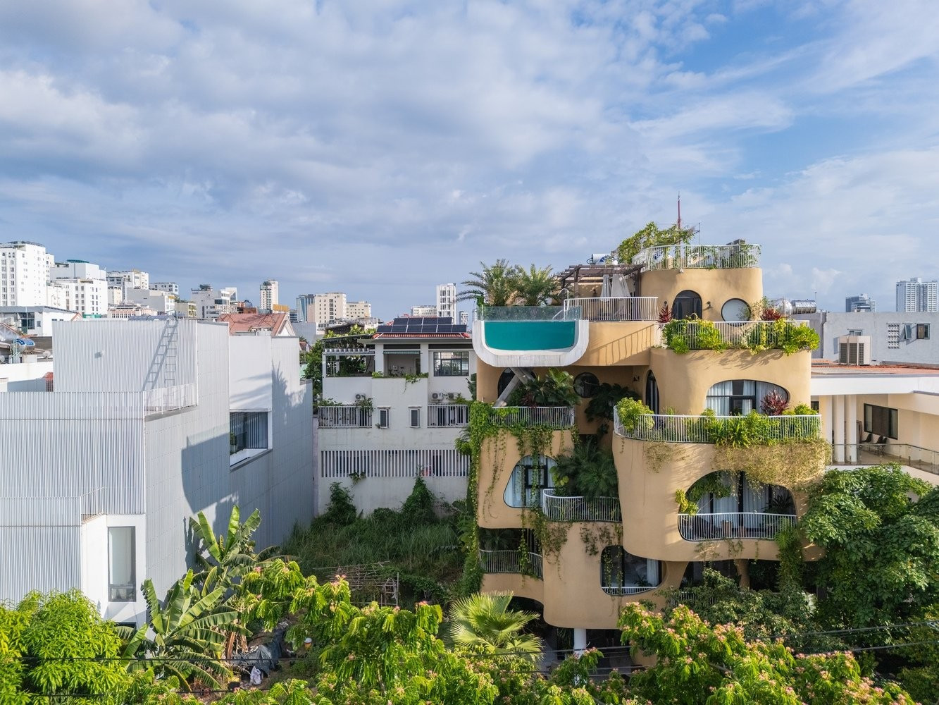 Kiến trúc độc đáo của khách sạn nghỉ dưỡng giữa phố biển Đà Nẵng