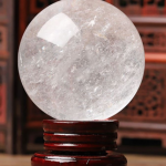 Nhiều gia đình đặt quả cầu pha lê trong nhà vì lý do này