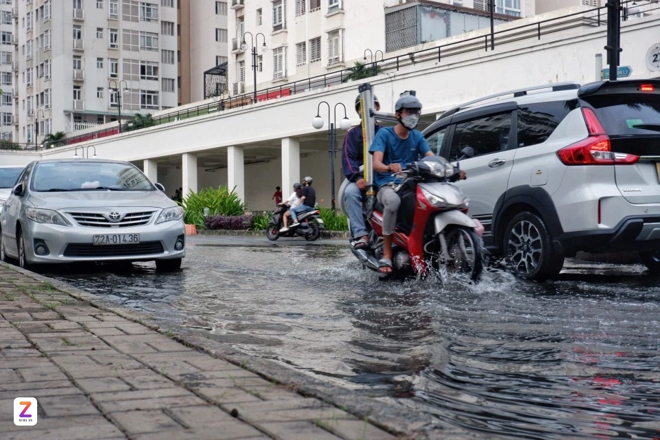 Khu 'nhà giàu' TP.HCM thường xuyên ngập, sao giá nhà vẫn tăng nóng?