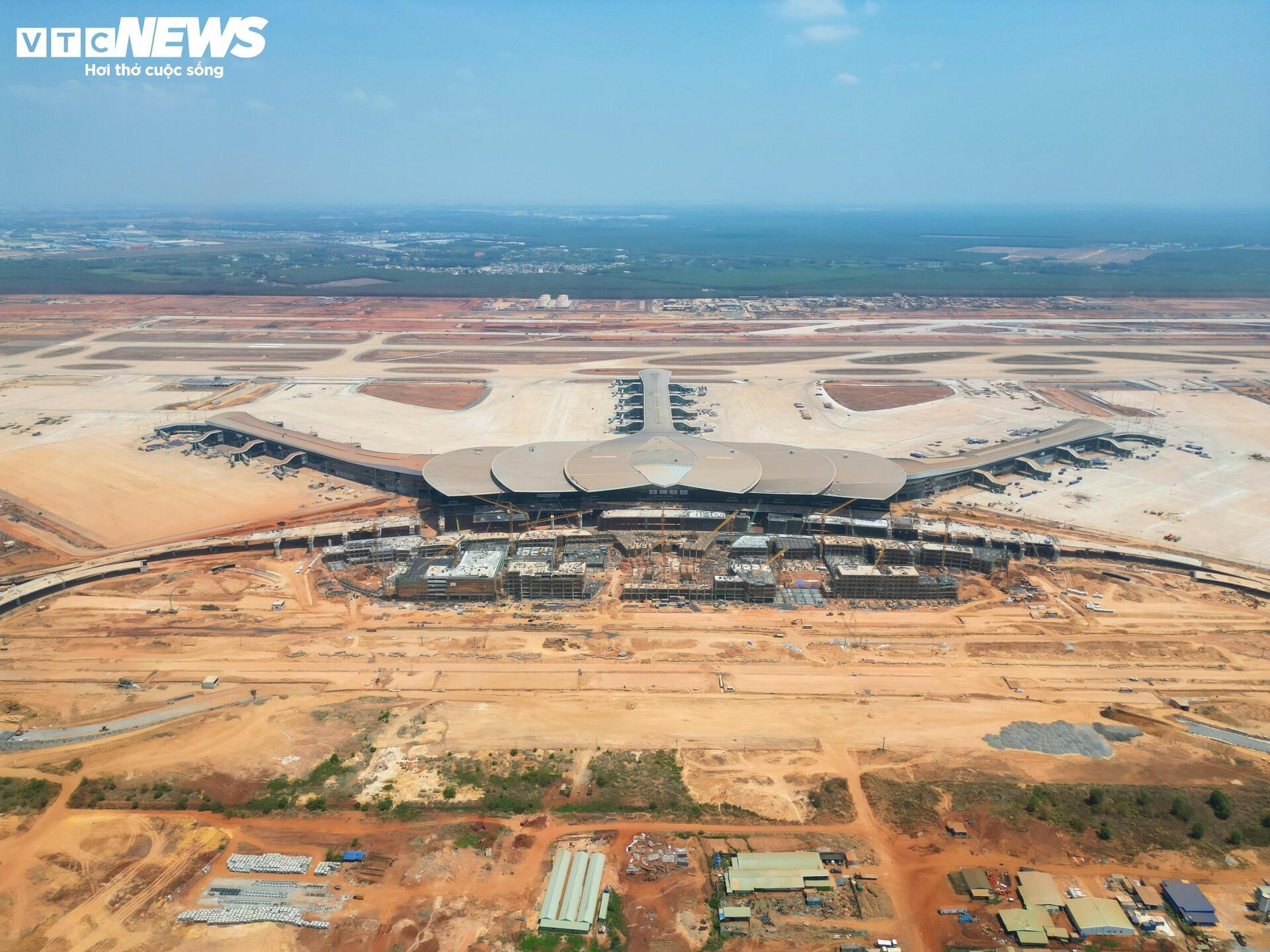 Cận cảnh sân bay Long Thành ngổn ngang, công nhân thưa thớt