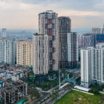 Giao dịch chung cư cũ giảm mạnh, giá vẫn 'trên trời'